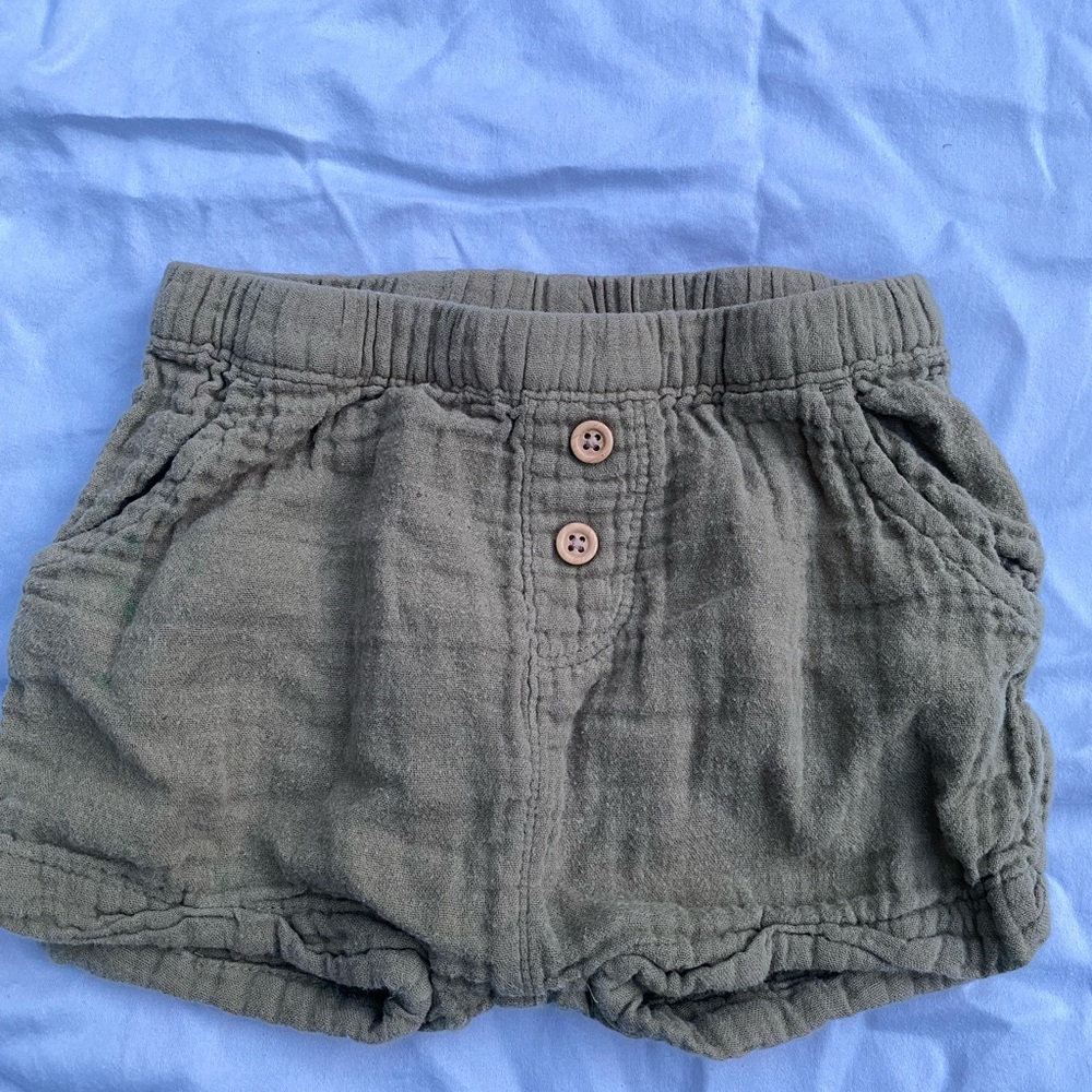 Organic cotton Carter’s baby shorts 18m